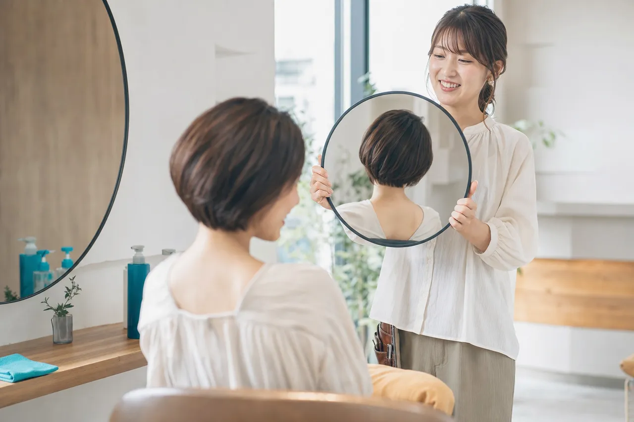 鏡の前で自然に会話する美容師とお客様