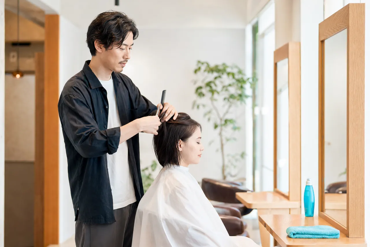 サロンで落ち着いて施術する美容師